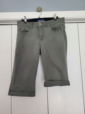 Democracy Sz 8 AB Solution, Olive Green Knee-Length Women's Bermuda Shorts